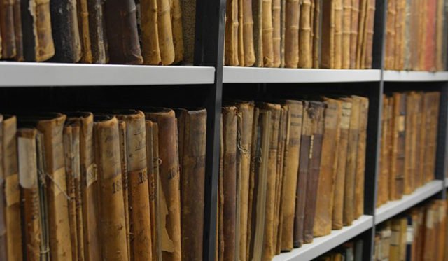 Regale mit alten Büchern