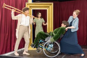 Eva Gottschaller als Dienstmädchen Toinette Hurtig, Sequoia Kroll als Tochter Angelika, Kolja Heiß als Familienoberhaupt Anton von Hagenstolz und Katharina Heißenhuber als Stiefmutter Belinde Fotografin: Sabine Bäter
